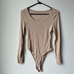 Light beige scoop neck bodysuit